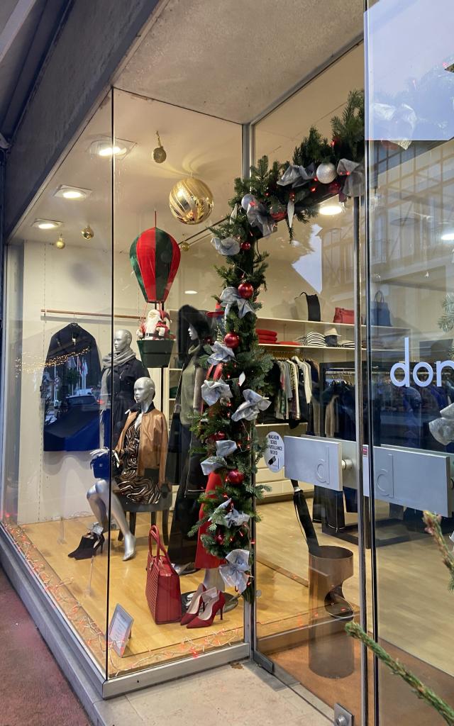 Bagnoles Orne Noel Illuminations Fetes Vitrine Domino 2023 Rotated