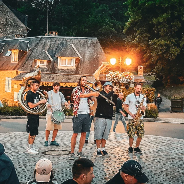 Bagnoles Orne Bebagnoles Festival Ete Vendredi Ete Art Rue Fanfare 14 Juillet Groove Brass