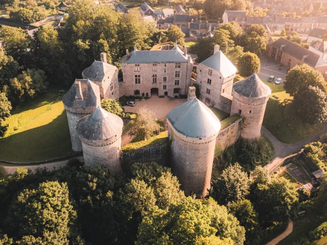 Bagnoles Orne Bebagnoles Chateau Lassay Cp Lezbroz Teddy Verneuil Mayenne Tourisme