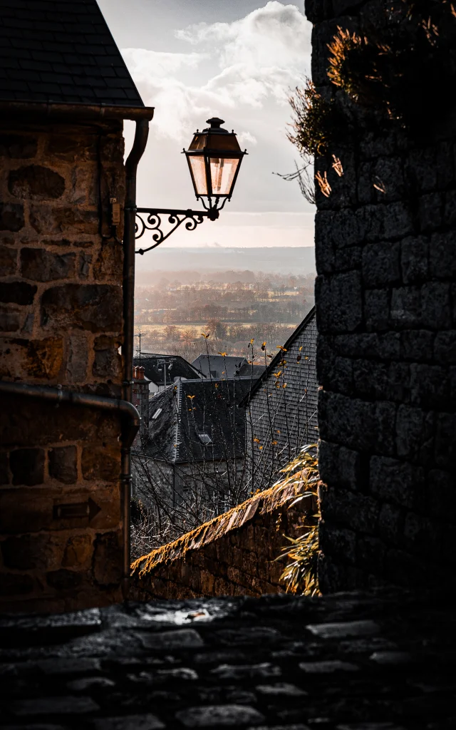 Vue sur le bocage normand depuis une rue du centre médiéval de