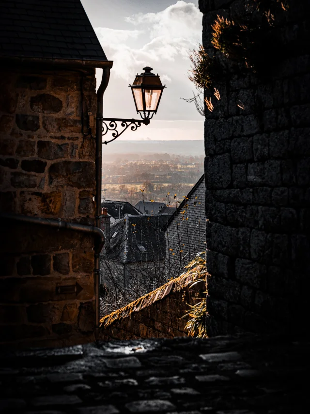 Vue sur le bocage normand depuis une rue du centre médiéval de