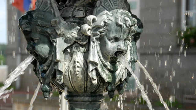 Ville de Domfront-en-Poiraie, fontaine publique, visage en gros