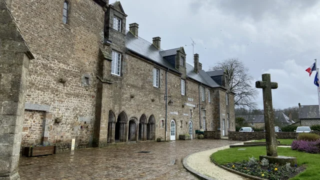 Lonlay Abbaye Rue Pierre Medieval Bocage Paves 1