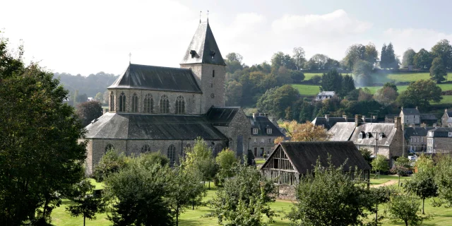 Lonlay Abbaye Domfront Bagnoles Bocage Eglise Champ2