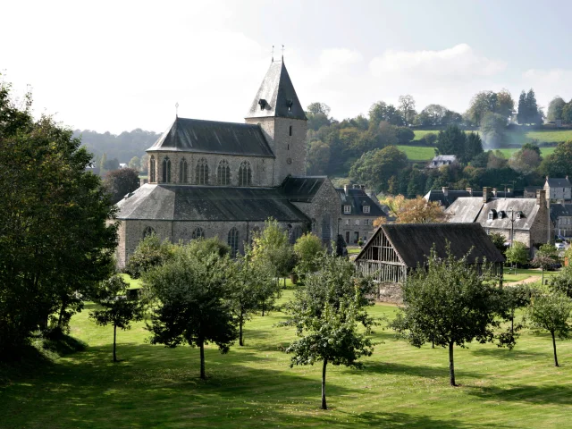 Lonlay Abbaye Domfront Bagnoles Bocage Eglise Champ2